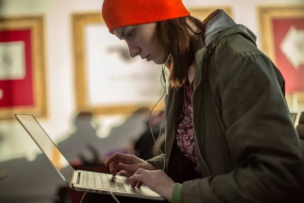 Girl with computer working and waiting for flight — Stock Photo, Image