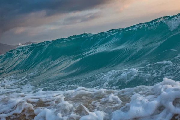 Ocean wave vid solnedgången — Stockfoto