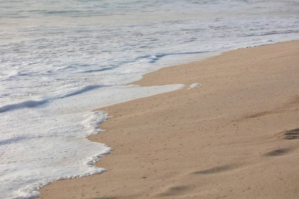 砂浜で海の泡 — ストック写真