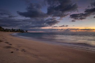 Tropikal kumsal gün batımında