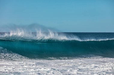 Temiz su ile dalga deniz