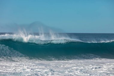 Temiz su ile dalga deniz