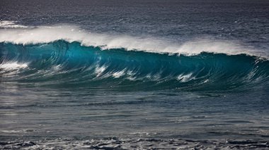 Temiz su ile dalga deniz