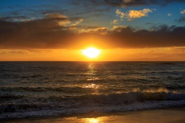 Deniz su üzerinde günbatımı