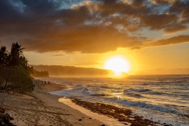 Deniz su üzerinde günbatımı