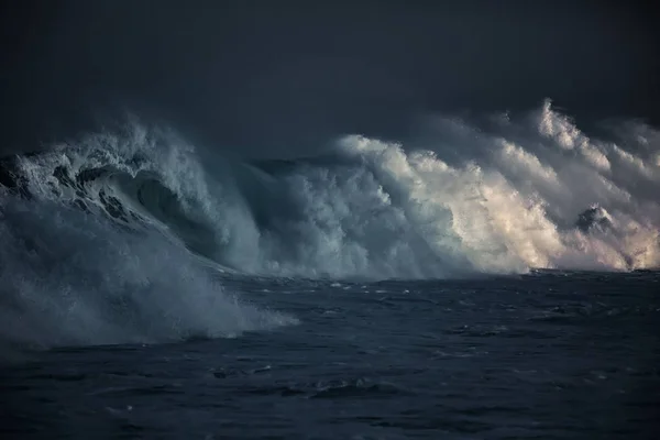 Onde océanique. Vagues de tempête dans l'eau de mer — Photo