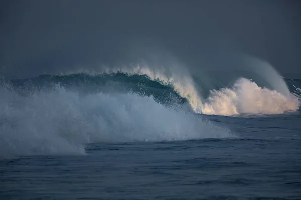 Океан. Штормовые волны в морской воде — стоковое фото