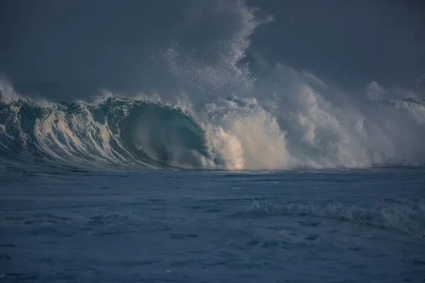 Onde océanique. Vagues de tempête dans l'eau de mer — Photo