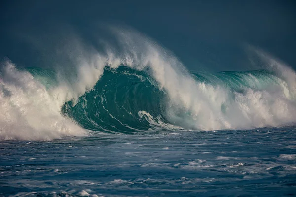 Onda oceánica. Olas de tormenta en el agua de mar —  Fotos de Stock