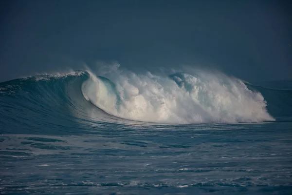 Onda oceânica. Ondas de tempestade na água do mar — Fotografia de Stock