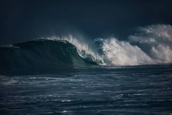 Onda oceânica. Ondas de tempestade na água do mar — Fotografia de Stock
