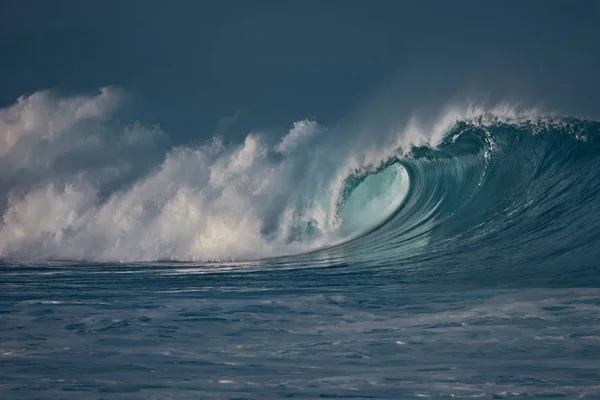Onda oceánica. Olas de tormenta en el agua de mar — Foto de Stock