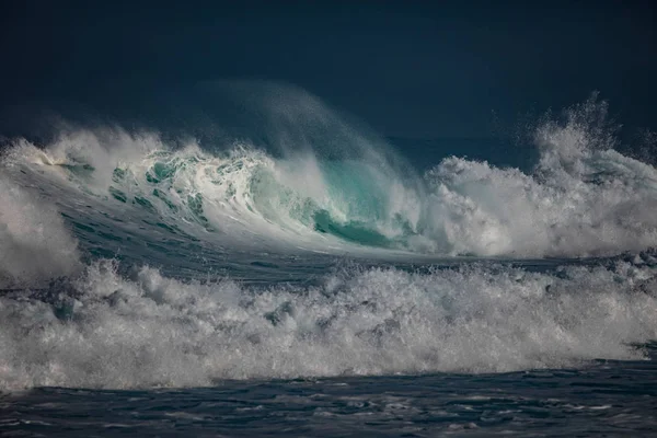 Onda oceanica. Ruvida superficie dell'acqua del mare — Foto Stock