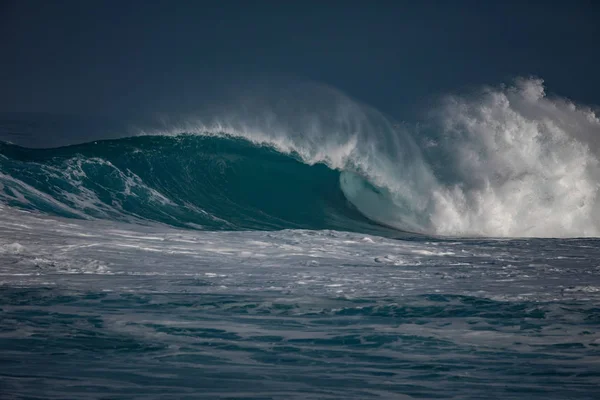 Vlny oceánu. Drsné mořské vodní hladiny — Stock fotografie