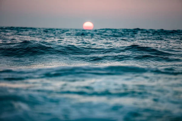 Onda oceánica. Superficie áspera del agua marina — Foto de Stock