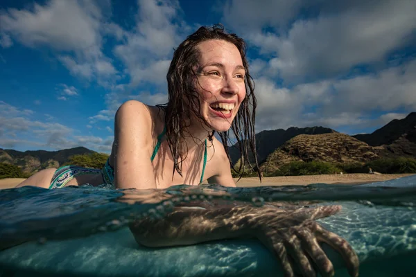 Surfista chica con una tabla en el agua —  Fotos de Stock