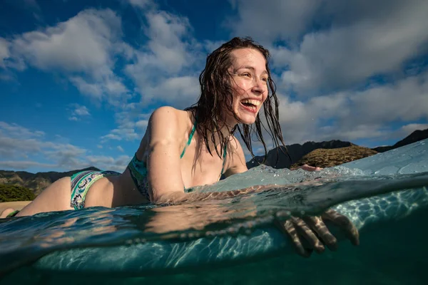 물에 보드와 서퍼 여자 — 스톡 사진