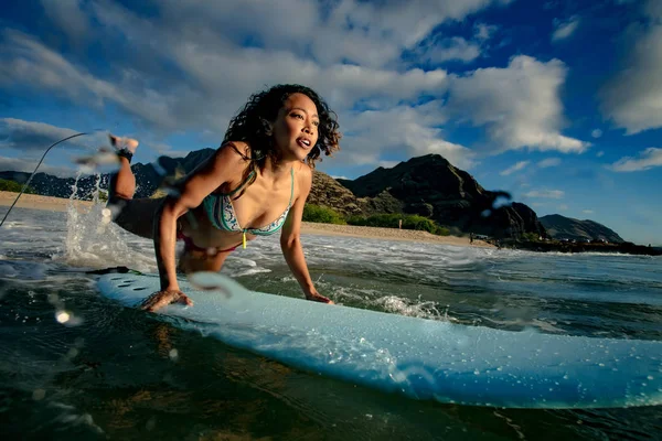 Jeune fille surfeuse en mer — Photo