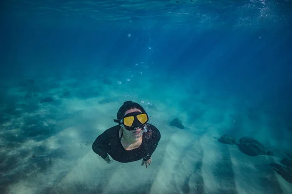 Freediver girl in the ocean — Stock Photo, Image