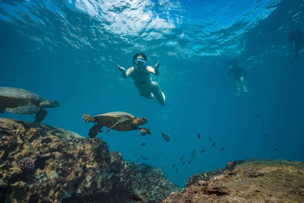 Aventuras subaquáticas no oceano profundo — Fotografia de Stock