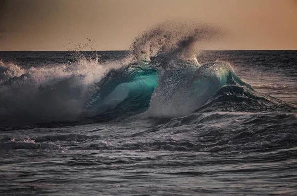 Grande vague océanique — Photo