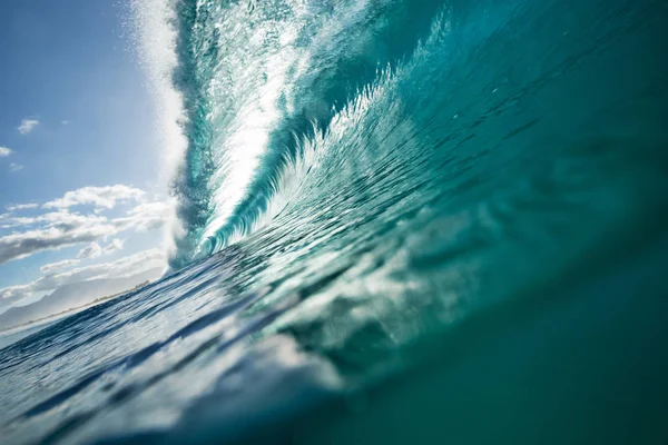 Морская волна с чистой водой — стоковое фото