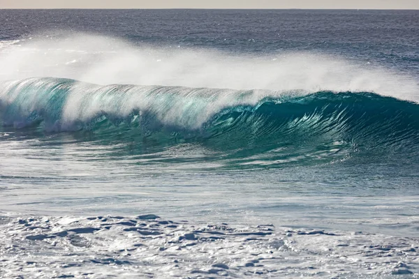 Stor våg med klart havsvatten — Stockfoto