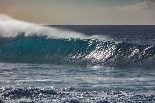 Морская волна с чистой водой — стоковое фото