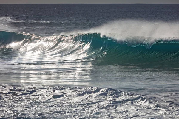 Sea wave med klart vatten — Stockfoto