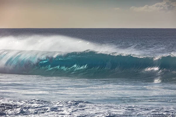 Mořská vlna s čistou vodou — Stock fotografie