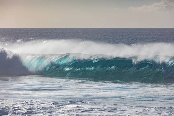 Sea wave med klart vatten — Stockfoto