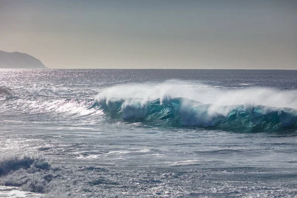 Sea wave med klart vatten — Stockfoto