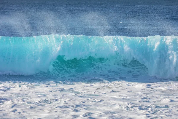 Sea wave med klart vatten — Stockfoto