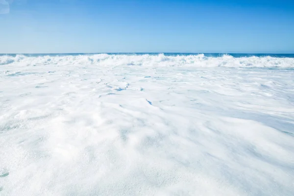 白い泡の海の波 — ストック写真