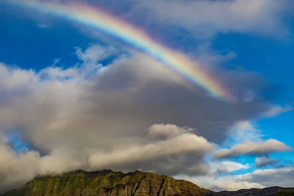 Hermoso paisaje nublado con arco iris al atardecer — Foto de Stock