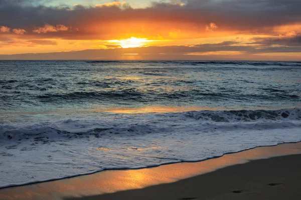 Pôr do sol sobre a água do mar — Fotografia de Stock