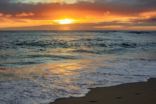Západ slunce nad mořskou vodou — Stock fotografie