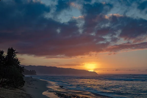 Pôr do sol sobre a água do mar — Fotografia de Stock