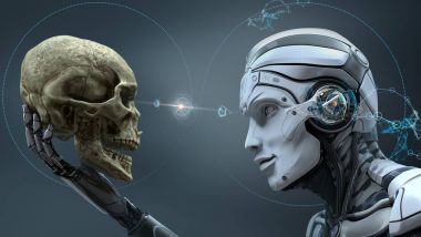 Cyborg watchging insan kafatası elinde tutan