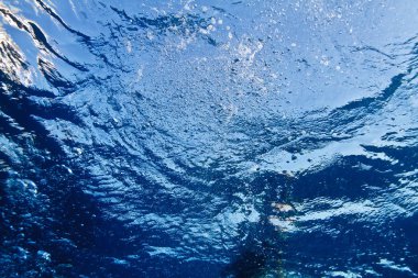 Su yüzey görünümü dalgıçlar bakış açısından 