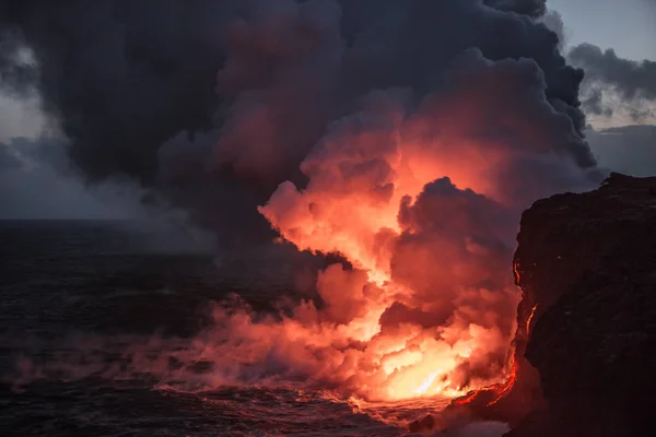 Laranja Lava fluindo para a água do oceano — Fotografia de Stock