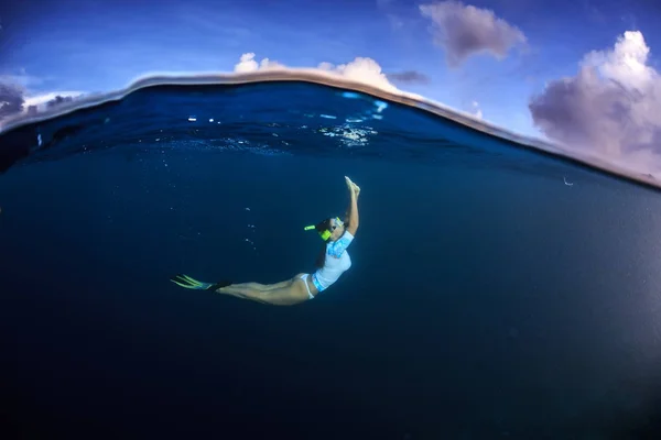 A girl diving in water underwater shot — Stock Photo, Image