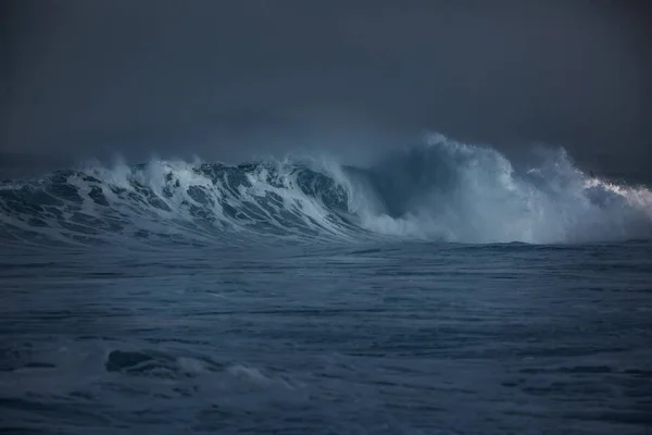 Ocean surfing fala uderzająca o brzeg fale rozbijające się — Zdjęcie stockowe