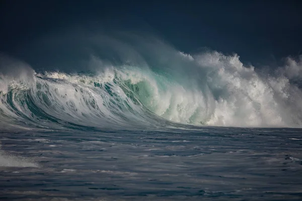 Okyanus sörf shorebreak dalgalar çökmesini — Stok fotoğraf