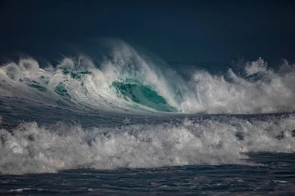 Морские волны, разбившиеся о берег — стоковое фото
