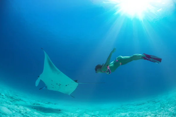 Meisje en mantaray onderwater duiken in de Malediven — Stockfoto