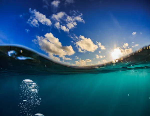 Línea de agua en el mar con luz solar —  Fotos de Stock