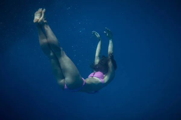 A girl in pink bikini drowning — Stock Photo, Image