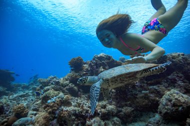 Yüzgeçleri swimmgin sualtı Maldivlere suda bir kızla