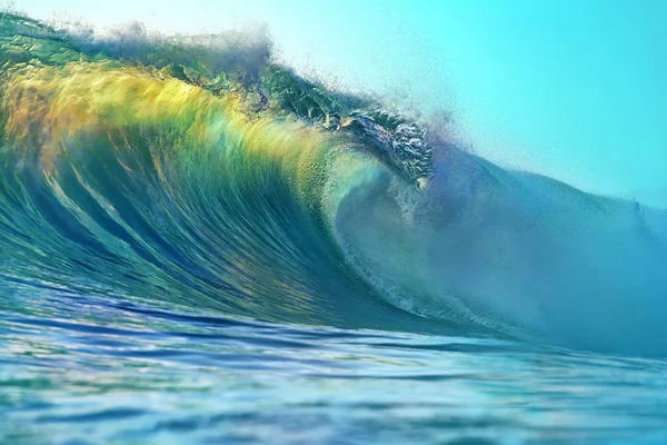 海の波。熱帯の海の水。誰もサーフィンのうねり — ストック写真
